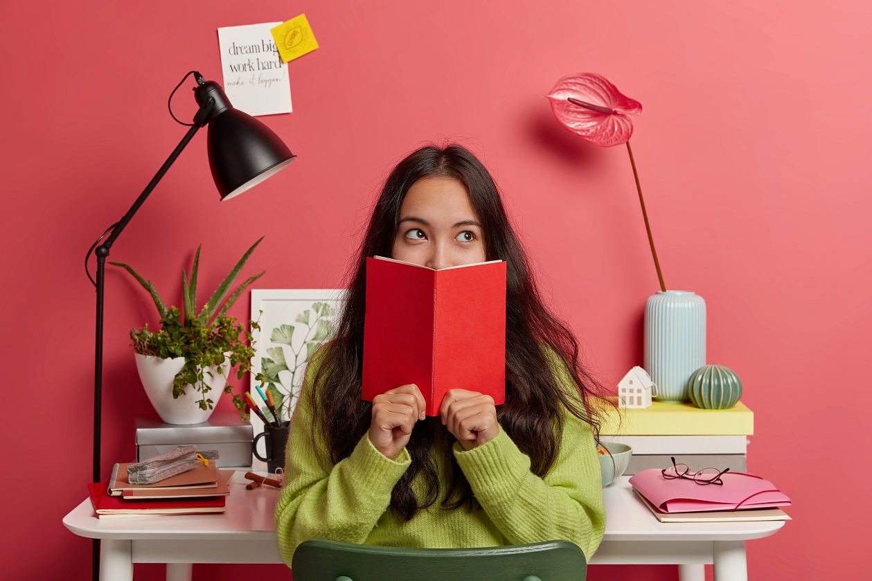 Kenali Waktu Terbaik Untuk Belajar 4 beautiful brunette pensive mixed race female student learns information from textbook covers half face with red diary