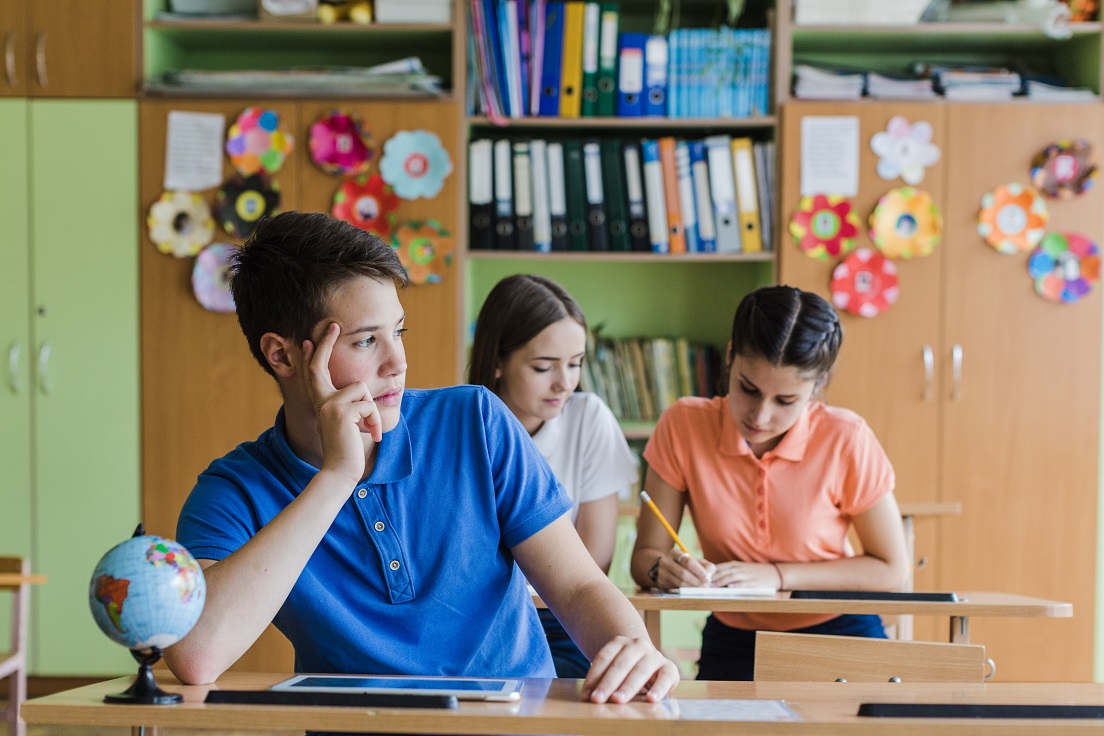 Ini Alasan Mengapa Kelas 12 itu Rasanya "Nano-nano" Banget! 2 bored student class
