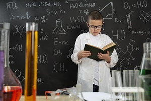 Lakukan Ini Sebelum Kamu Mengikuti Olimpiade Sains 4 boy doing experiments laboratory