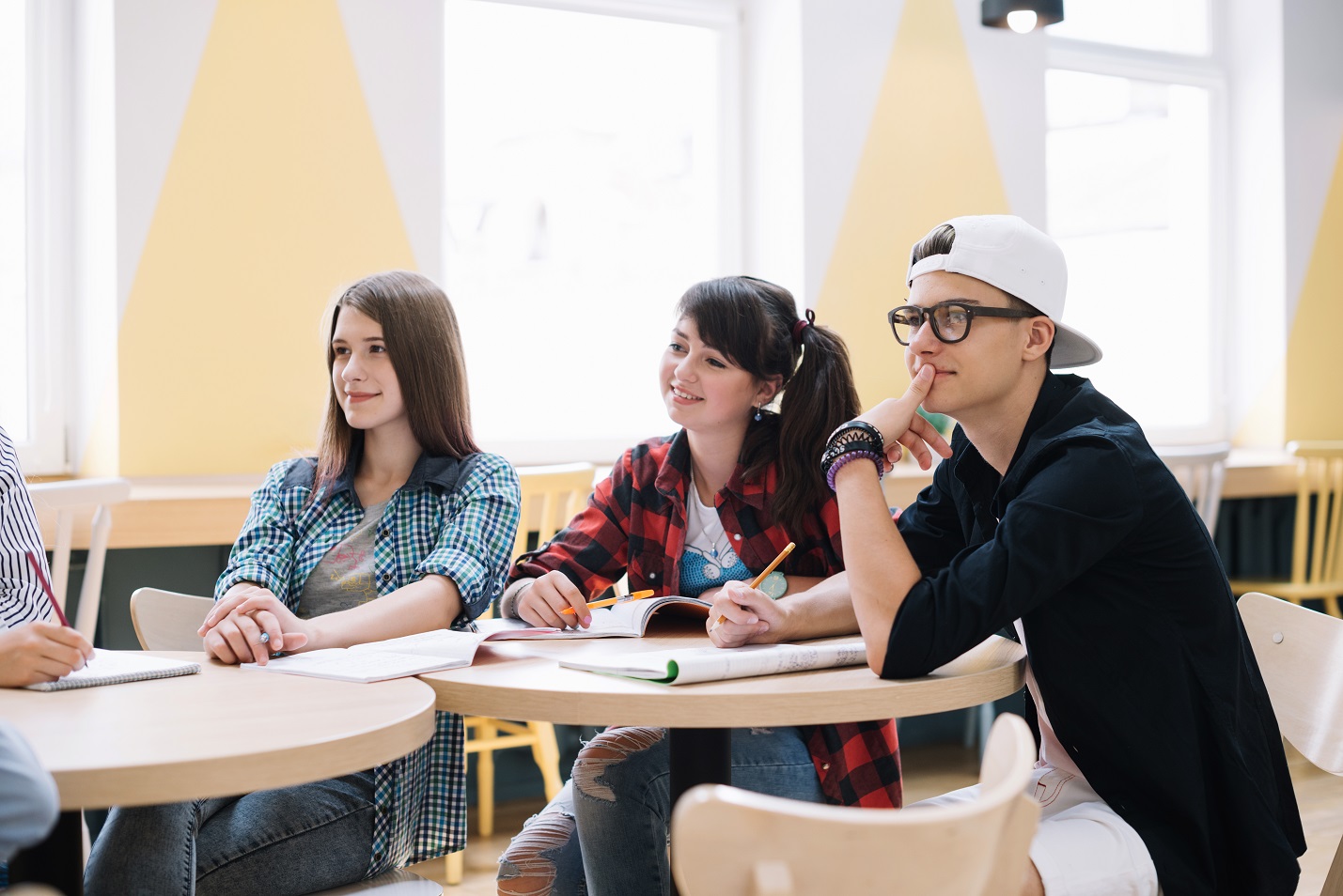 Tips Ampuh Agar Pelajaran Cepat Nempel di Kepala 5 classmates sitting learning desk