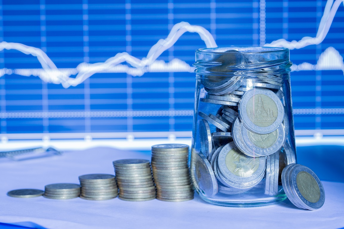 Ternyata Koin Bisa Jadi Investasi Jangka Panjang! 5 coins bottles with trading graph