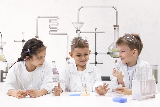 Lakukan Ini Sebelum Kamu Mengikuti Olimpiade Sains 5 curious children doing chemical experiment school