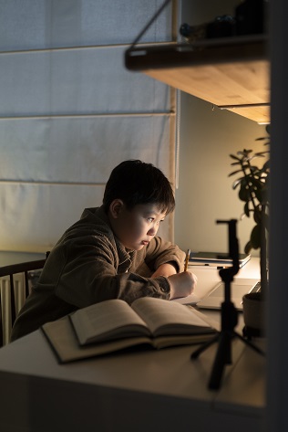 Kenali Waktu Terbaik Untuk Belajar 6 medium shot boy doing homework