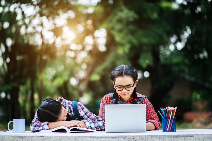 Kenali Waktu Terbaik Untuk Belajar 5 two students studying together online with laptop park