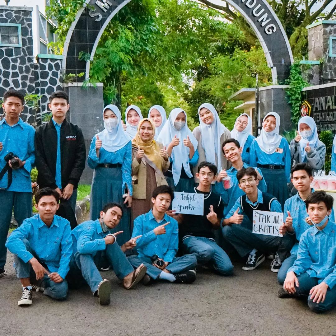 Serunya Ngabuburit Sambil Bagi-bagi Takjil Gratis Ala OSIS SMKN 13 Bandung 2 339346466 579862077446728 3893852083859982821 n