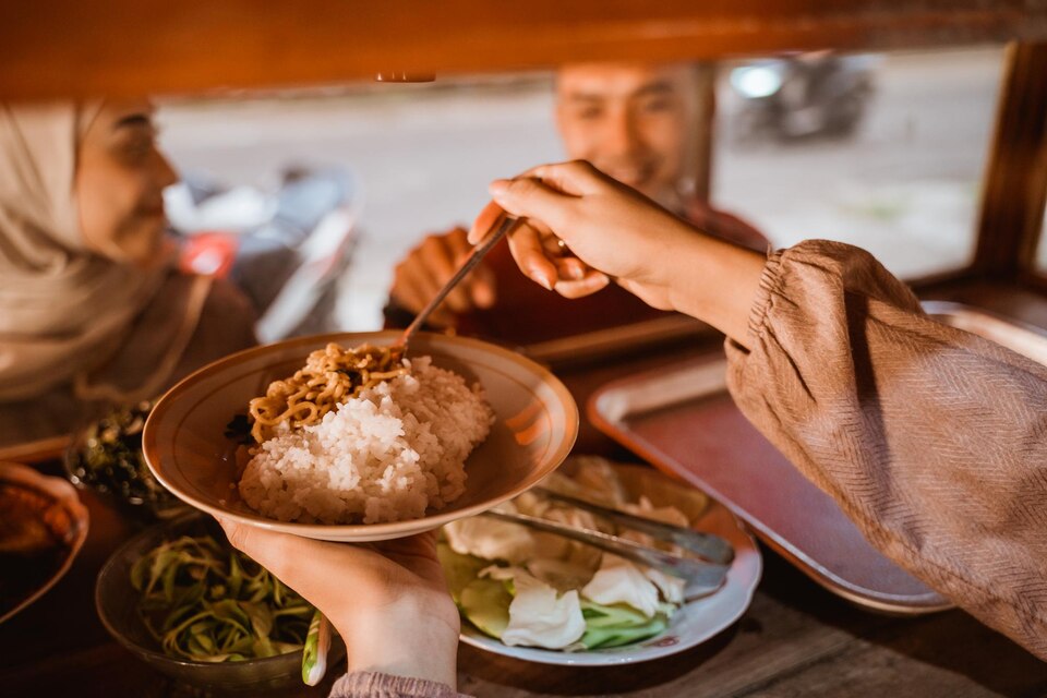 Menarik! Warteg Kekinian Dilengkapi WIFI hingga Kasir Online 2 20230714082018 fpdl.in hand taking some food traditional food stall 8595 28567 large
