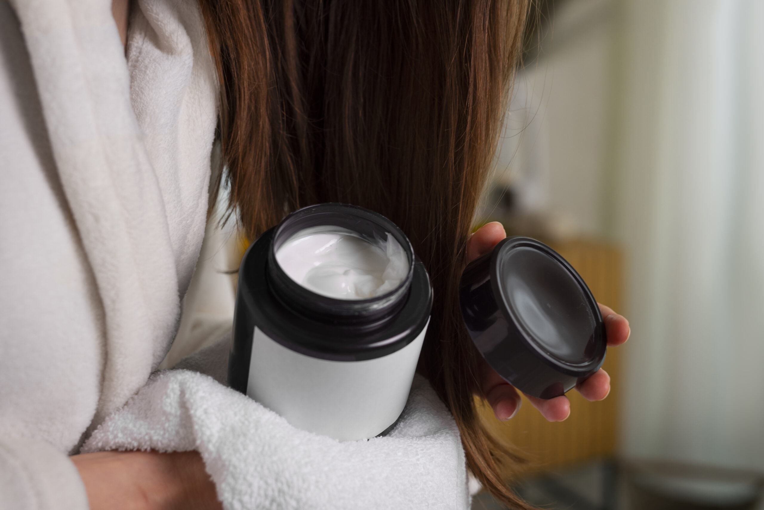 Atasi Rambut Kering Dengan 5 Cara Sederhana Ini! 3 side view woman hair slugging night routine scaled