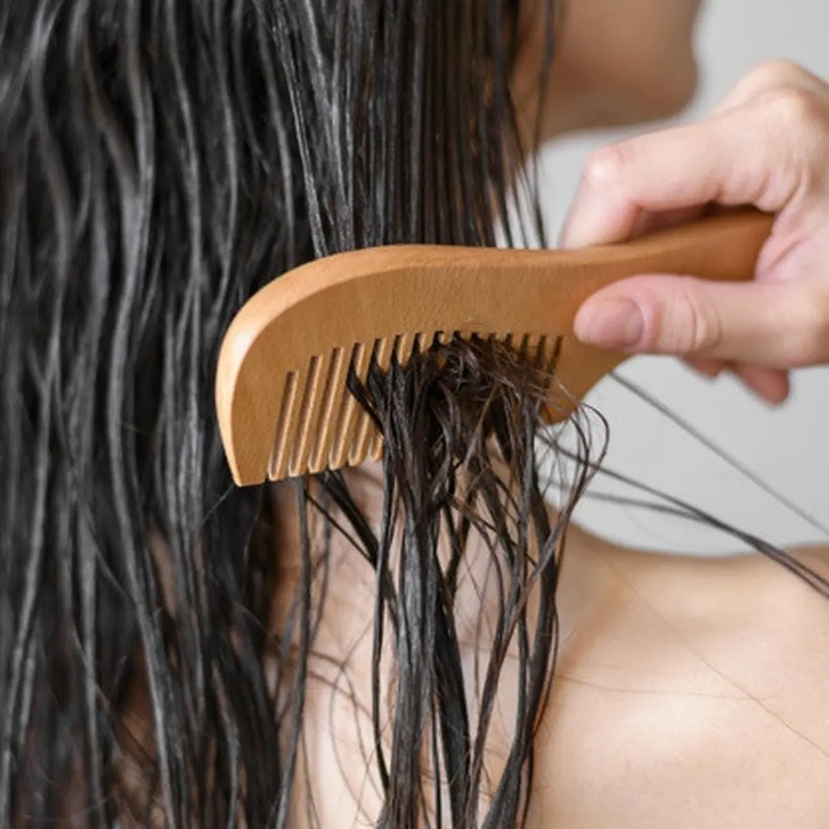 056046800 1595092264 close up female combing hair 23 2148547391