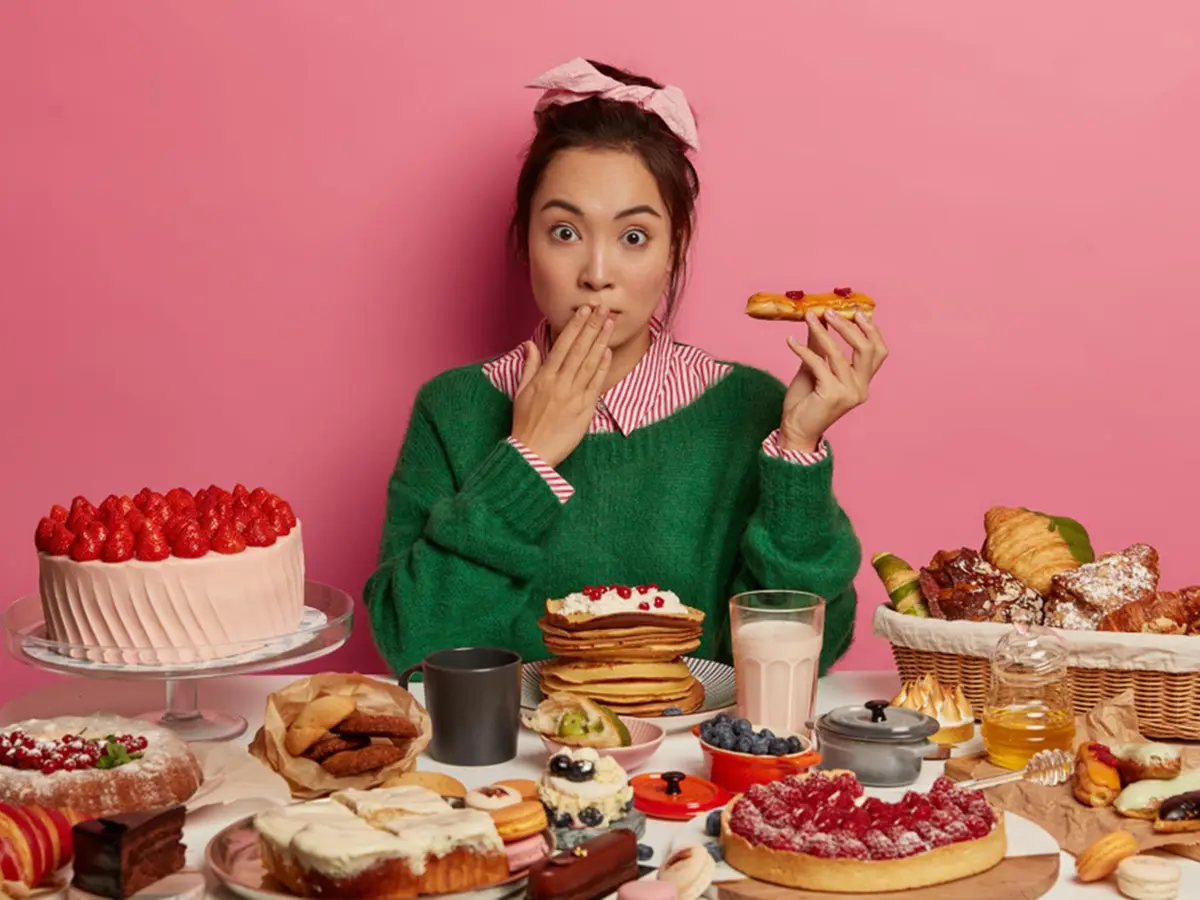 7 Tanda Tubuh Terlalu Banyak Mengonsumsi Gula dan Begini Menurut Ahli 4 072504300 1589428872 makan kue