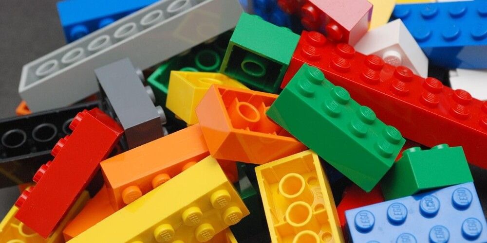 Berikut Perbedaan Polimer Termoset dan Termoplastik Yang Harus Kamu Tahu! 3 balok lego plastik