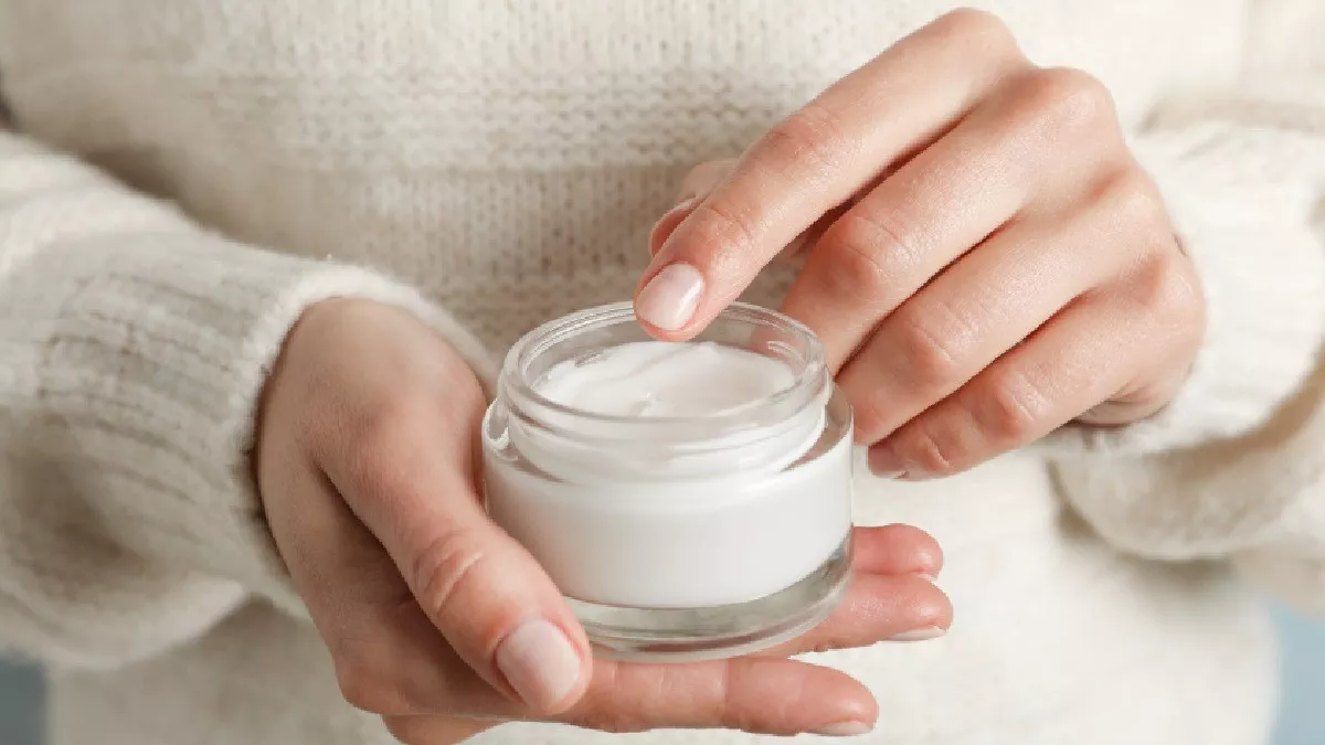 5 Kebiasaan Ini Saat di Pagi Hari Bisa Merusak Kulitmu Lho! 2 000239400 1624335855 Moisturizer
