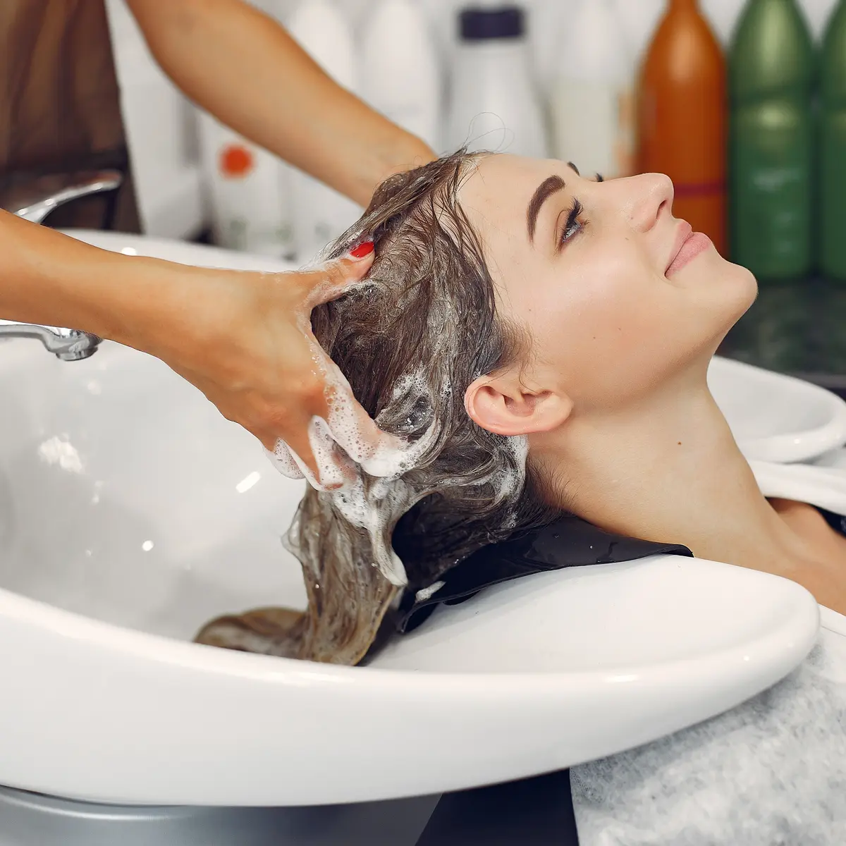 066647700 1639635109 woman washing head hairsalon