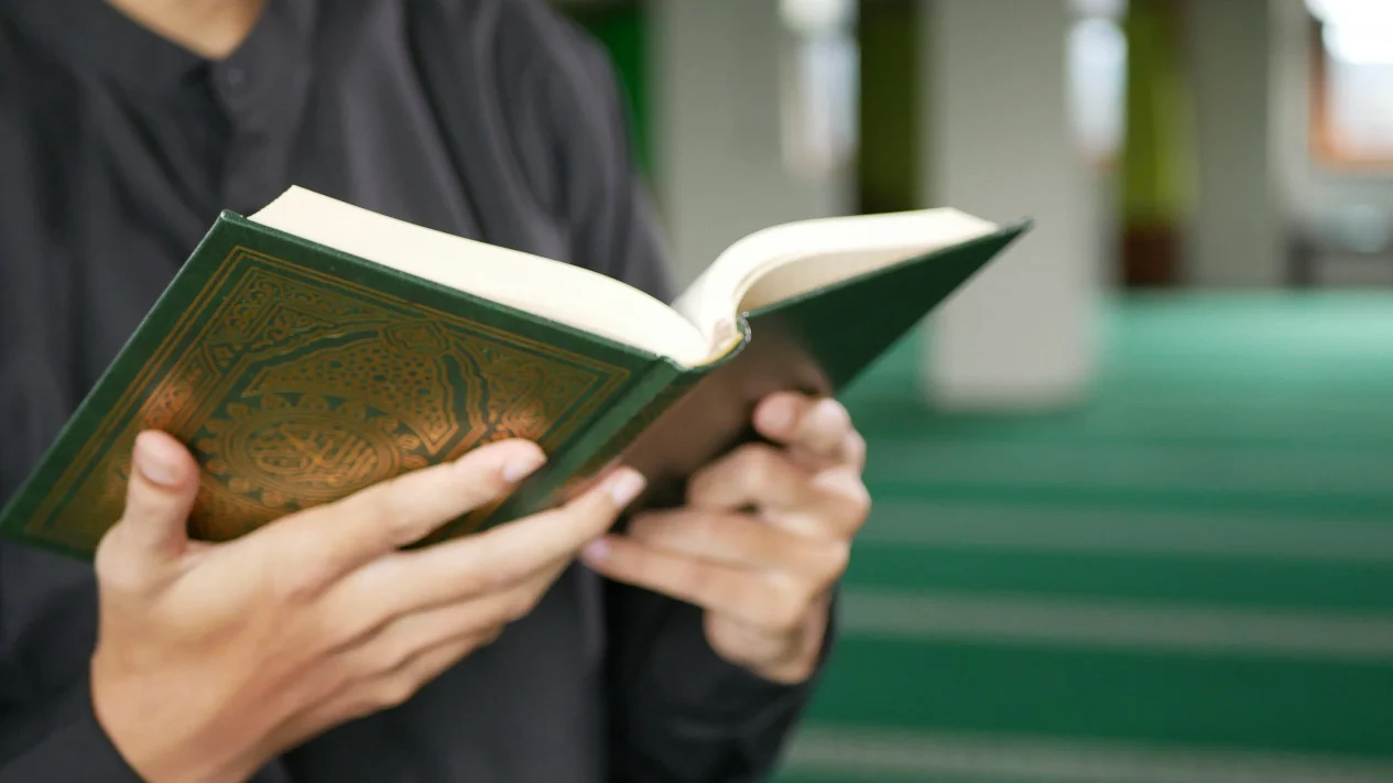 Beberapa “Amalan” Yang Dianjurkan Untuk Dilakukan Oleh Umat Islam Saat Malam Nuzulul Quran 2 624d47aed248c banyak keutamaan yang dapat diraih saat membaca al quran terutama di bulan ramadhan 1265 711