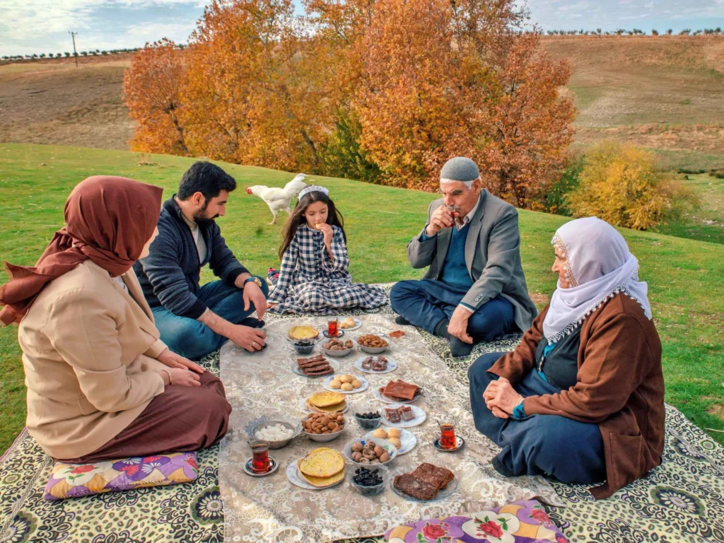 3 Tips Menjaga Keuangan selama Ramadan, Agar Gak Asal Ikut Bukber dan Uangmu Tidak Jebol 3 Kekeluargaan Orang Turki Sangat Kuat.jpg 1