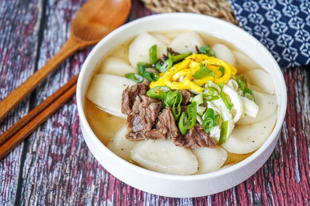 7 Makanan Korea Ini Bisa Jadi Ide Menu Berbuka Puasa, Bikin Selera Makan Kamu Auto Nambah! 3 Tteokguk Korean Rice Cake Soup 3 of 3