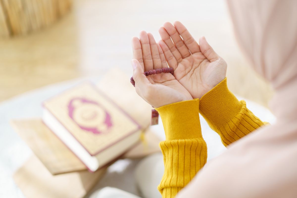 Beberapa “Amalan” Yang Dianjurkan Untuk Dilakukan Oleh Umat Islam Saat Malam Nuzulul Quran 5 ilustrasi berdoa