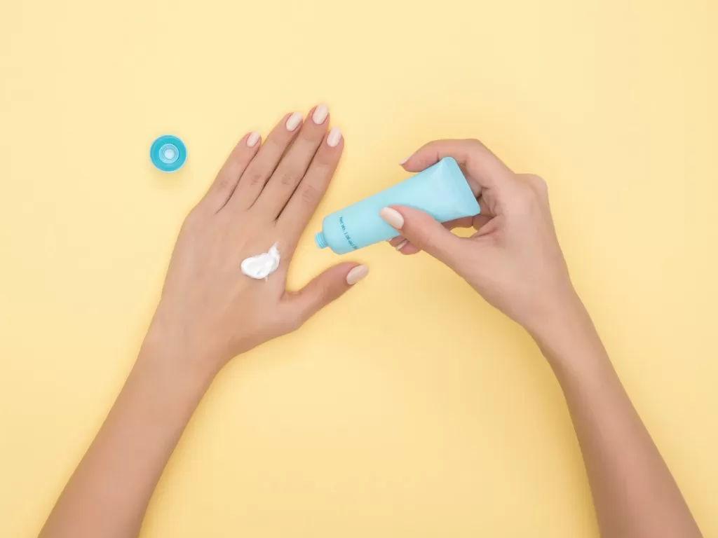 5 Kebiasaan Ini Saat di Pagi Hari Bisa Merusak Kulitmu Lho! 3 ini waktu yang tepat pakai sunscreen sebelum keluar rumah37