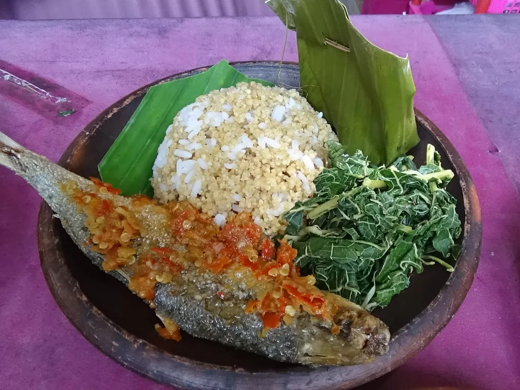 nasi tiwul sambel bawang di gubuk ini enaknya ngangenin 3000 porsi ludes per minggu13