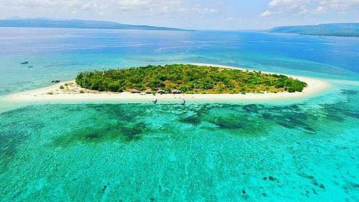 6 Rekomendasi Destinasi Wisata Alam yang Wajib Kamu Kunjungi di Banyuwangi 5 048986400 1581650952 Pulau Tabuhan