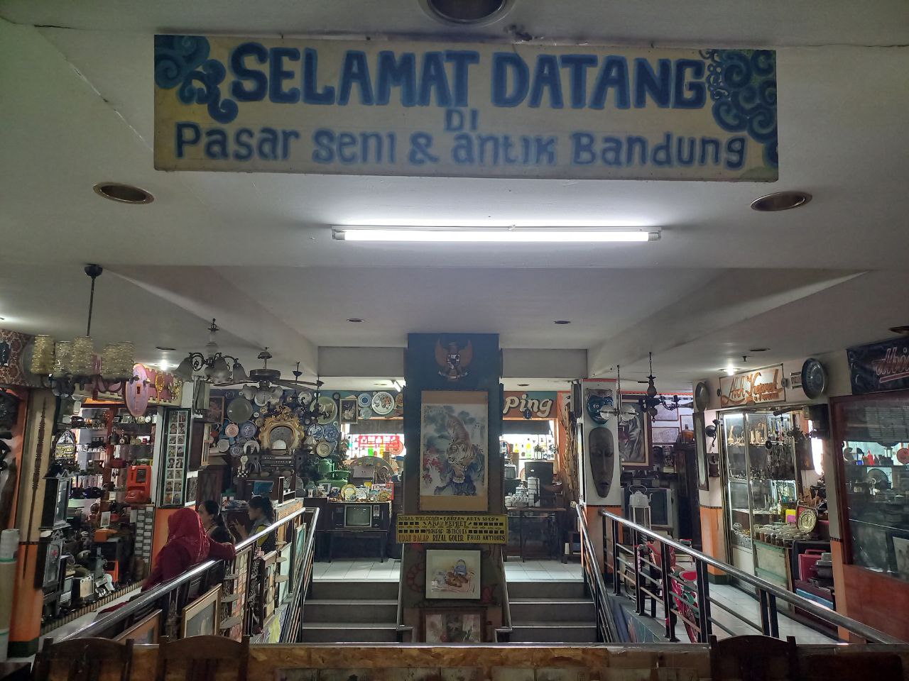 Surganya Tempat Barang Murah! Tiga Pasar Ini Wajib Dikunjungi saat di Bandung 2 165681098190 pasar antik cikapundung lokasi tepat berburu barang vintage