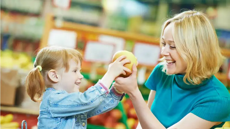 3 Tips Terbaik Kelola THR Milik Anak 4 ajak belanja anak.width 800.format webp