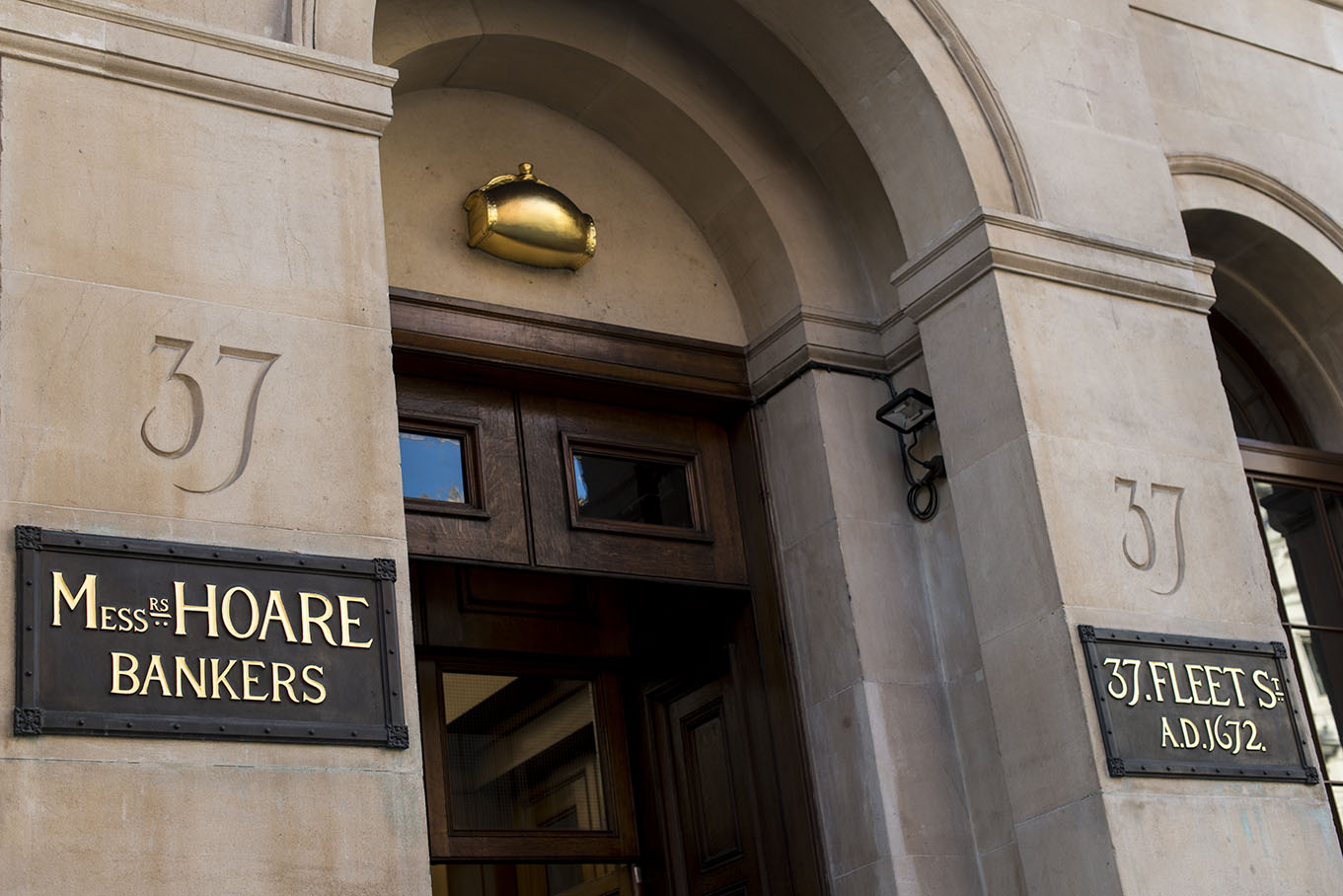 Menarik! Ini Dia 6 Bank Tertua Di Dunia 5 bank front 6