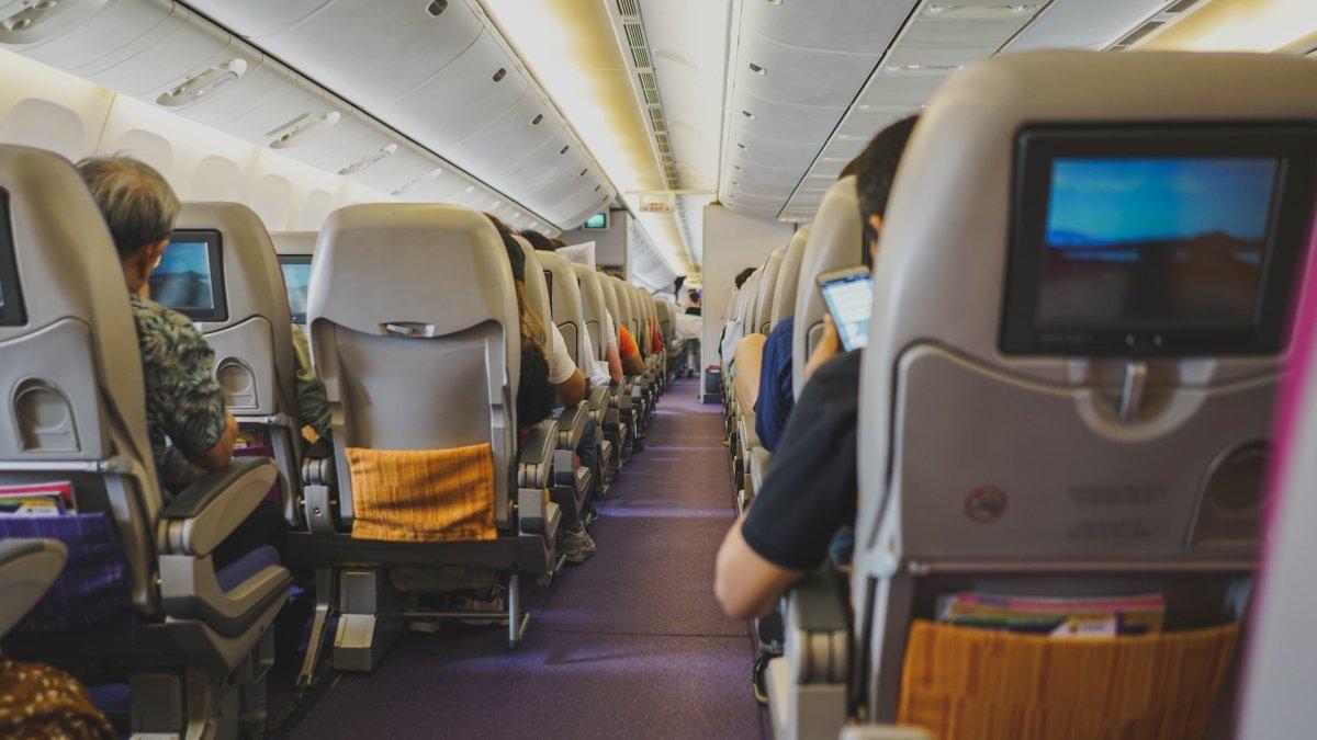 deretan pakaian yang sebaiknya tidak dikenakan saat naik pesawat