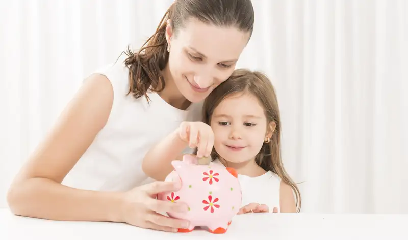 3 Tips Terbaik Kelola THR Milik Anak 3 mengajarkan anak menabung.width 800.format webp