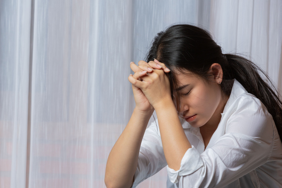 Dapat Meningkatkan Kesehatan Otak! 4 Khasiat Pakai Minyak Zaitun untuk Memasak 3 sad brunette teenager home article 1619785406