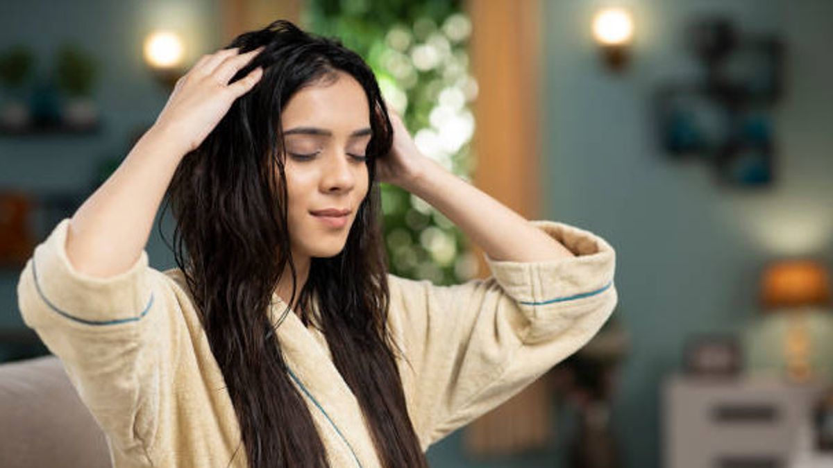 Viral di Tiktok, Apakah Benar Rosemarry Oil Bagus Untuk Rambut Rontok? 5 202311091116 main.cropped 1699503378