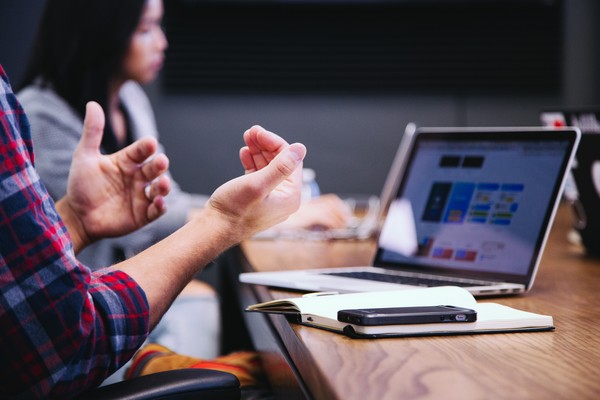 Ini Dia 3 Kekurangan Work From Home Yang Perlu Kamu Ketahui! 2 komunikasi sinkron