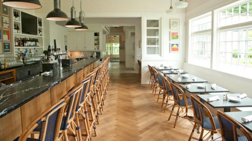 Bye Rasa Canggung! Ini Dia 4 Tips Untuk Memulai Percakapan dengan Rekan Kerja di Kantor Baru 4 049829400 1468491727 meetinghouseamagansett