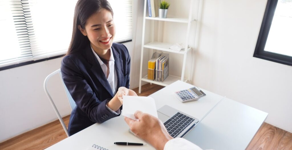 Bye Rasa Canggung! Ini Dia 4 Tips Untuk Memulai Percakapan dengan Rekan Kerja di Kantor Baru 5 6 Tips Sukses Meminta Kenaikan Gaji