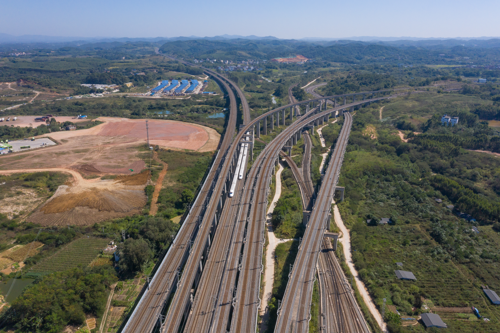 Ternyata 6 Jembatan Ini Terpanjang di Dunia, Ada yang Sampai Ratusan Kilometer Lho! 5 Aerial view of two bullet high speed trains