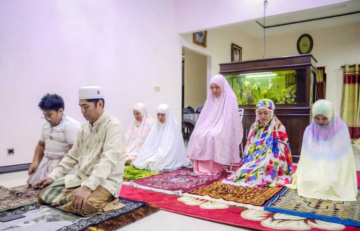 5 Kegiatan Ini Bisa Kamu Lakukan Ketika Libur Idul Adha! 2 F HL La Bakry Imam ibu Delya Montolalu La Bakry tengah mukena warna pink Amel koresponden kendari pos kedua dari kiri saat menunaikan sholat subuh bersama keluarga di kediaman La Bakry Senin