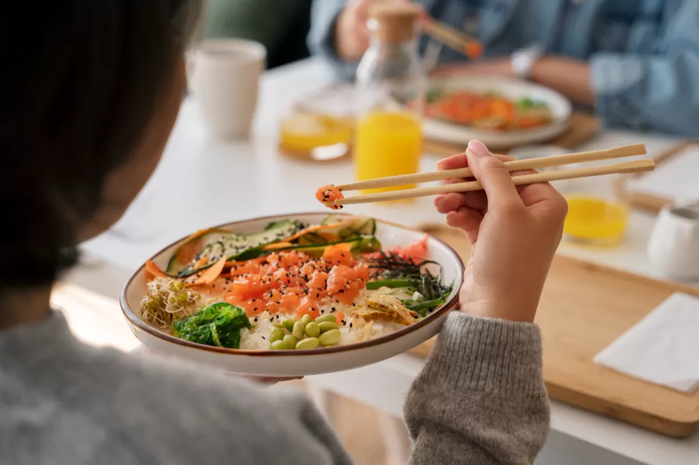 Ingin Sehat dan Berumur Panjang? Yuk Ikuti Tips Diet ala Orang Jepang 4 female friends eating seafood dish with salmon together 3315948107