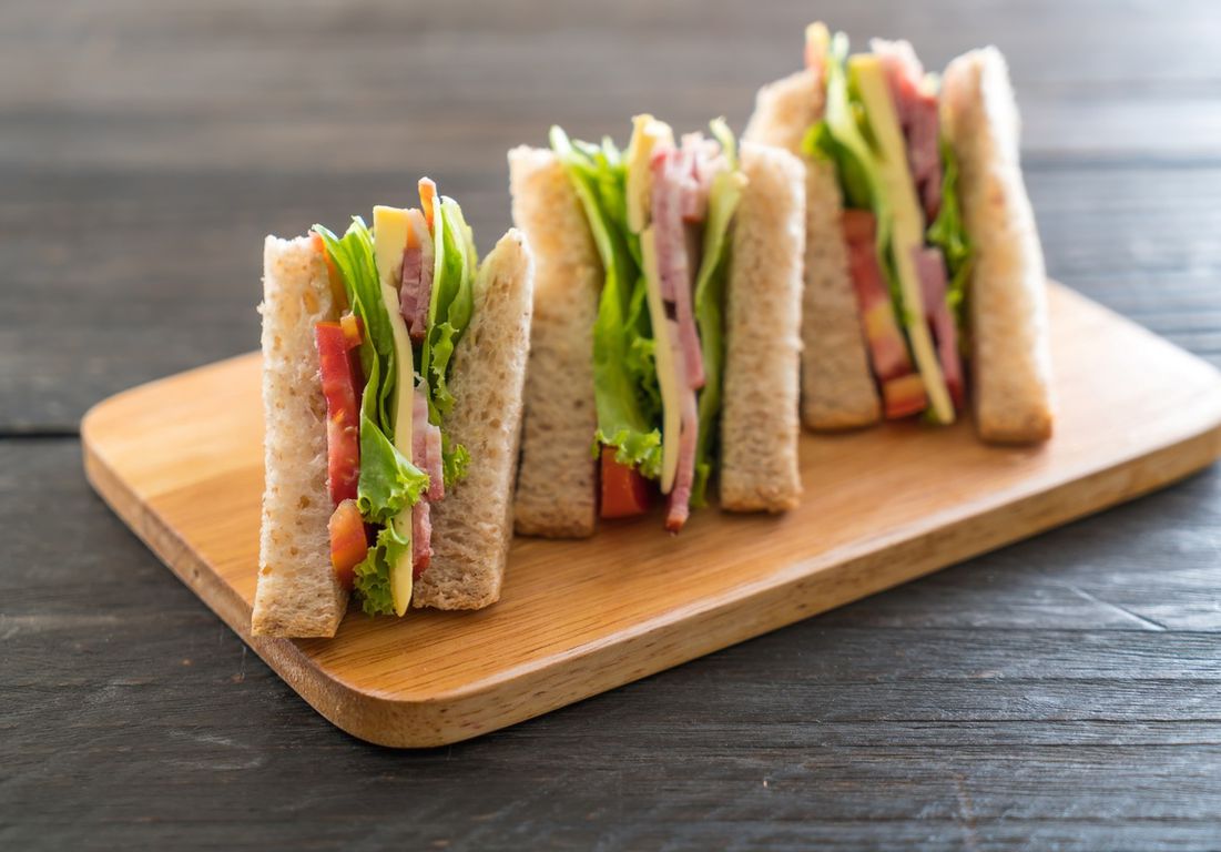 Berikut 5 Rekomendasi Ide Bekal Sehat yang Cocok Dibawa saat Piknik, 2 sandwich
