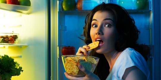 5 bahaya ngemil di malam hari bisa ganggu perkembangan hormon