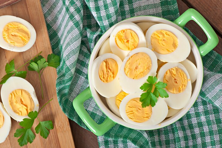 Gampang Dibuat dan Menyehatkan! 5 Camilan yang Bisa Bantu Turunkan Berat Badan! 7 boiled eggs bowl decorated with parsley leaves 2829 8366