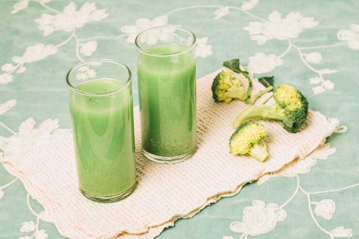 Gampang Dibuat dan Menyehatkan! 5 Camilan yang Bisa Bantu Turunkan Berat Badan! 6 high angle refreshing broccoli smoothie 23 2148226121