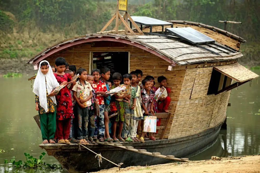 7 Sekolah Ini Paling Unik di Dunia, No.5 Ada di Indonesia! 3 hipwee 314075 1000xauto sekolah apung