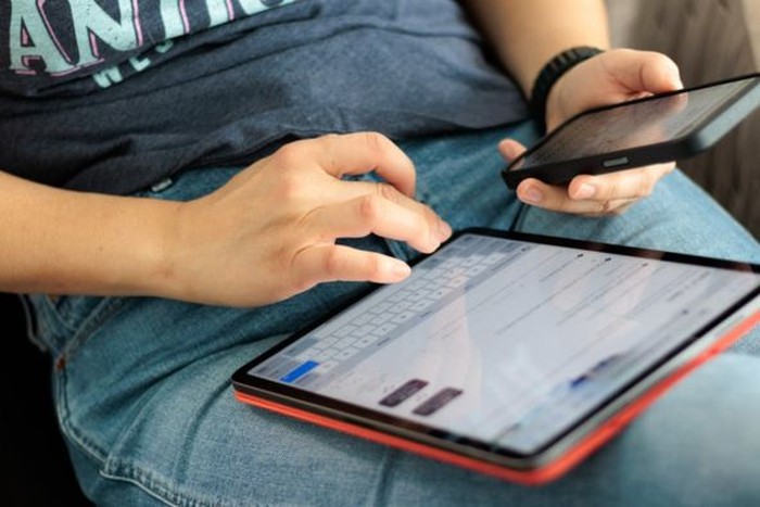 ilustrasi bermain hp foto pexelsislandhopper