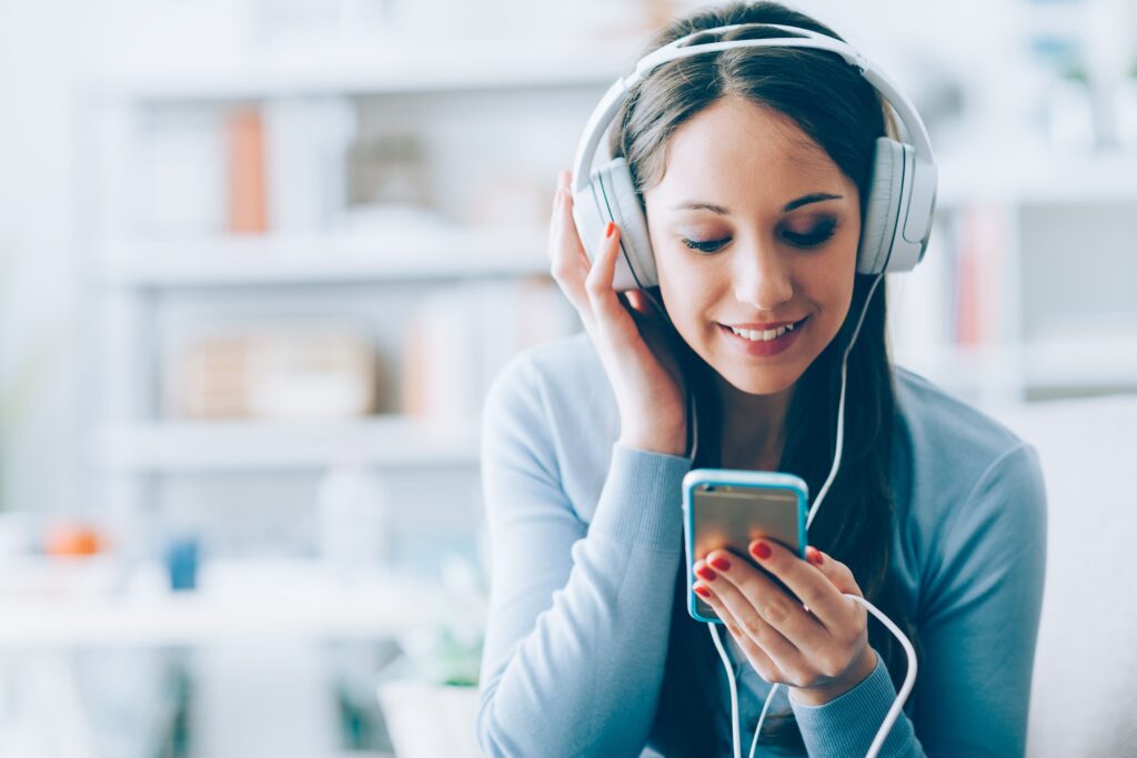 Cara Unik Mengatasi Stres Ala Orang Jepang! 4 listen to music with a smartphone girl hd picture 5f4b4174d541df61213164f2