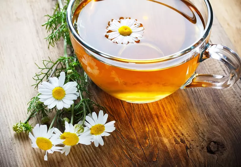Bye Insomnia! 5 Minuman Ini Ampuh Dalam Mengatasi Sulit Tidur 2 manfaat chamomile tea untuk wajah.jpg