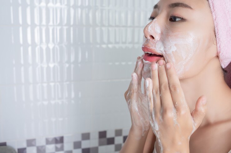 Kulit Kamu Kusam dan Ingin Kulit Glowing? 5 Tips Ini Bisa Kamu Lakukan Di Rumah 2 asian girl washes face 1150 11264
