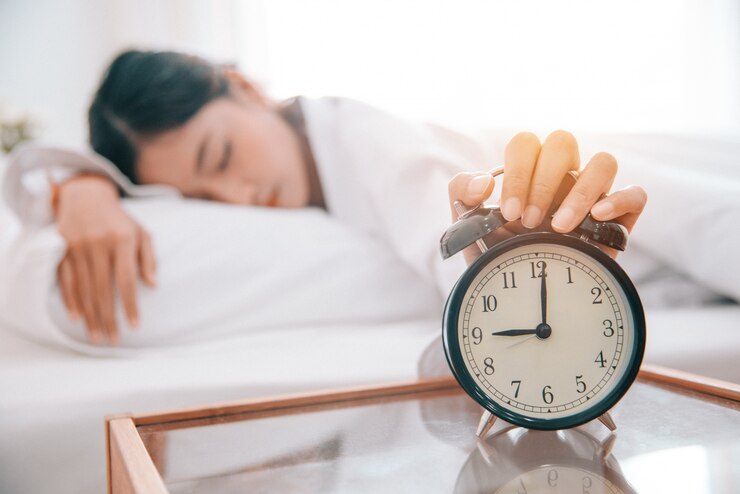 Kulit Kamu Kusam dan Ingin Kulit Glowing? 5 Tips Ini Bisa Kamu Lakukan Di Rumah 6 asian young beauty woman turning off alarm clock morning without looking 10307 288