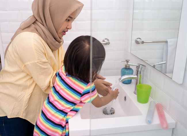 1 Agustus Memperingati Hari Kanker Paru-paru Sedunia, Ini Dia 5 Tips Menjaga Kesehatan Paru-paru 5 bunda dan ayah yuk ajarkan cara menjaga kebersihan diri pada anak