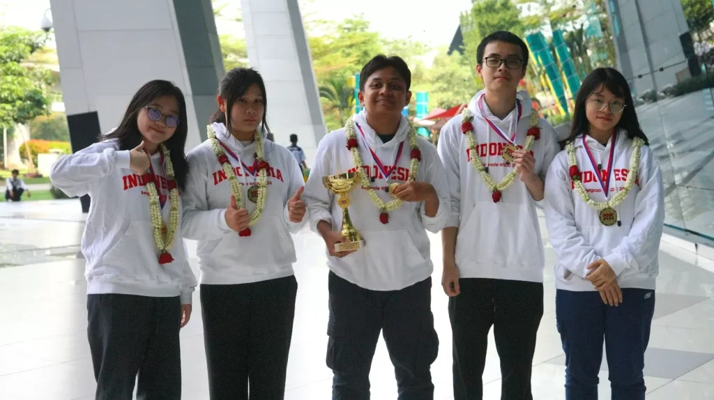 lima Pelajar Jenjang SMA Mengukir Prestasi di Ajang Debat Tingkat Dunia World Schools Debating Championship WSDC2 4097593202