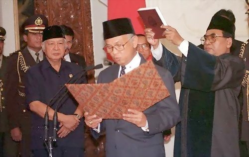 pelantikan bj habibie
