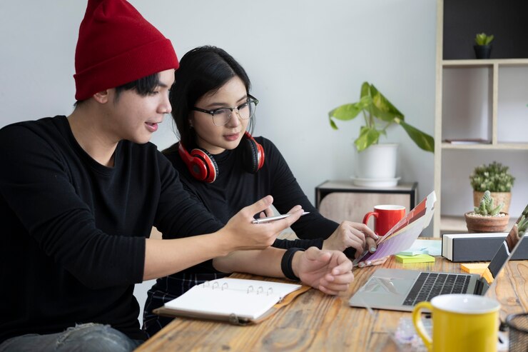 5 Tanda Kamu Butuh Pekerjaan Sampingan 5 team designer discussing project together their office 35674 7566